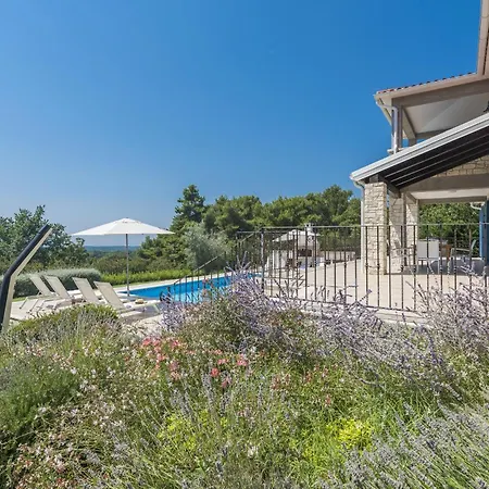 Villa Sterpazzi For 8 People Near Porec With 38 M2 Heated Pool, Sea View & Wellness *