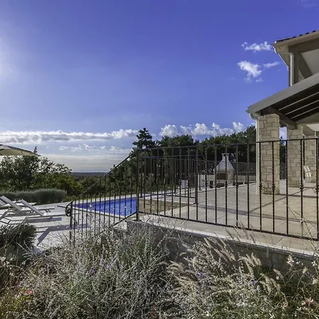 فيلة Sterpazzi For 8 People Near Porec With 38 M2 Heated Pool, Sea View & Wellness *