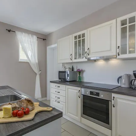Sterpazzi For 8 People Near Porec With 38 M2 Heated Pool, Sea View & Wellness Višnjan