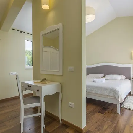 Sterpazzi For 8 People Near Porec With 38 M2 Heated Pool, Sea View & Wellness Višnjan