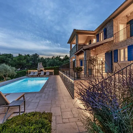 فيلة Sterpazzi For 8 People Near Porec With 38 M2 Heated Pool, Sea View & Wellness Višnjan